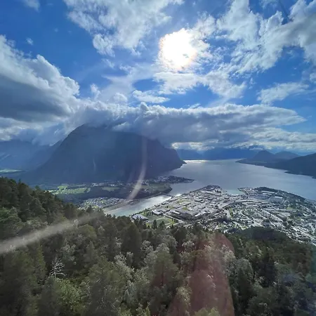 Bakkebo Trollstigen * 翁达尔斯内斯